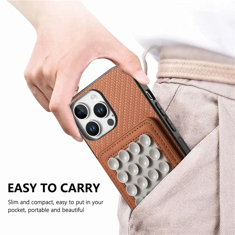 Per Iphone 16 Pro Case Carbon Fibre Texture Cover in Pelle Con Una Tazza di Aspirazione Staccabile Magnetica - Marrone