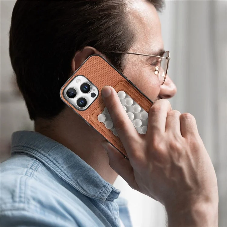 Per Iphone 16 Pro Case Carbon Fibre Texture Cover in Pelle Con Una Tazza di Aspirazione Staccabile Magnetica - Marrone