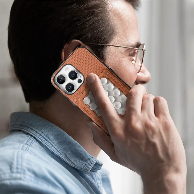 Для Iphone 16 Pro Max Case Case Carbon Fiber Texture Кожаная Крышка с Магнитной Съемной Всасывающей Чашкой - Коричневый