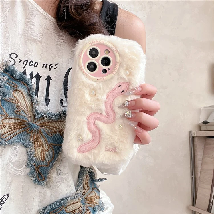 Para Iphone 16 Pro Case Snake Design Pearl Accents Furry TPU Tall Phone Cover - Blanco