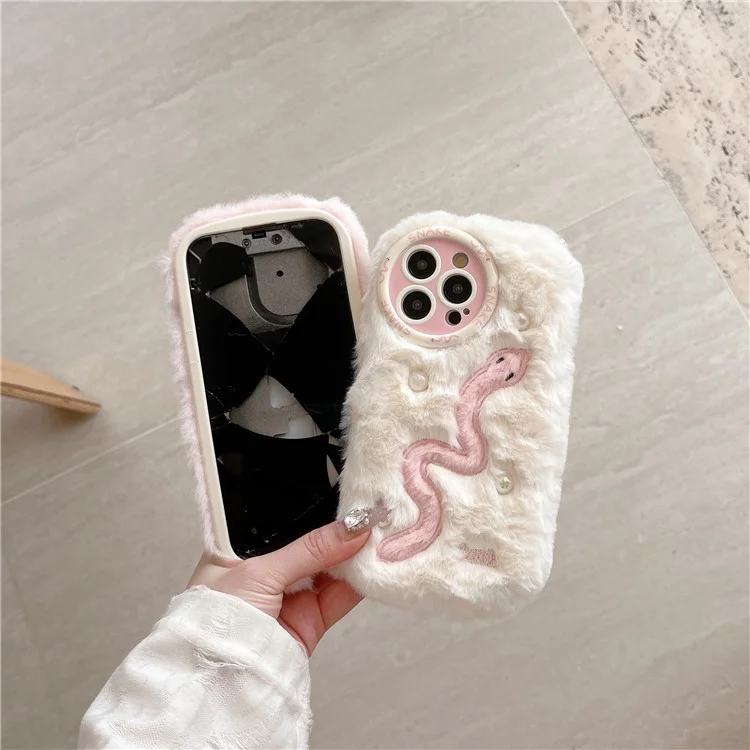 Para Iphone 16 Pro Case Snake Design Pearl Accents Furry TPU Tall Phone Cover - Blanco