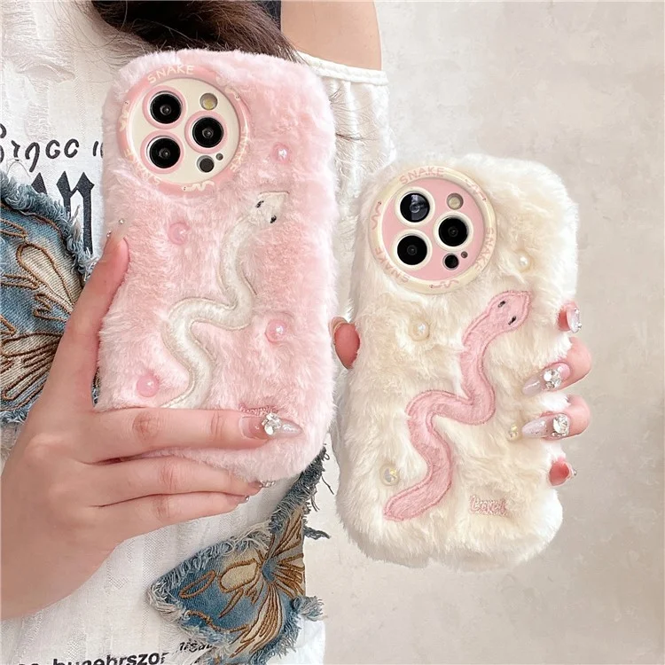 Para Iphone 16 Pro Case Snake Design Pearl Accents Furry TPU Tall Phone Cover - Blanco