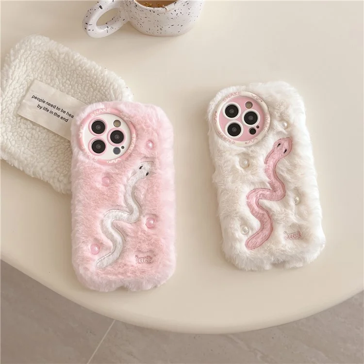 Para Iphone 16 Pro Case Snake Design Pearl Accents Furry TPU Tall Phone Cover - Blanco