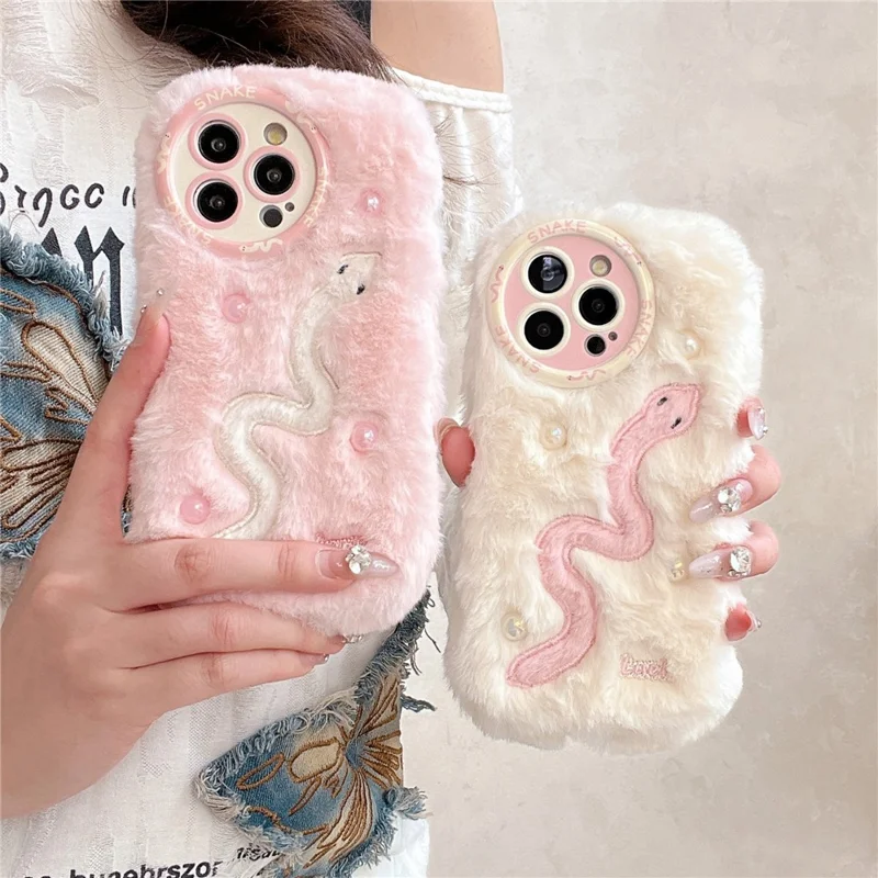 Para Iphone 16 Pro Max Case Snake Design Pearl Accents Furry TPU Tall Phone Cover - Blanco