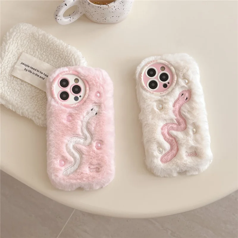Para Iphone 16 Pro Max Case Snake Design Pearl Accents Furry TPU Tall Phone Cover - Blanco