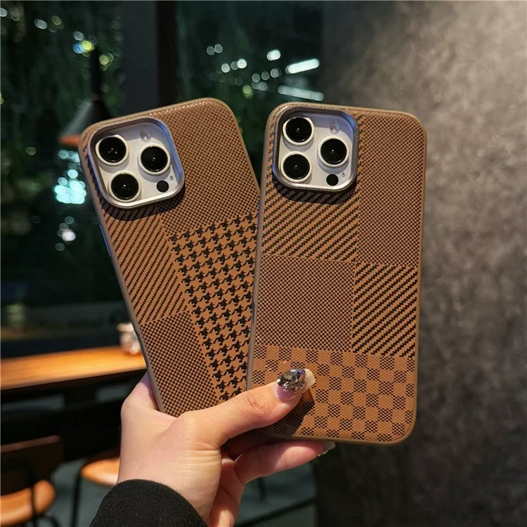 Para Iphone 16 Pro Case Carbon Fiber Texture Leather+TPU+PC Skin-touch Cover Cover - Negro / a Cuadros