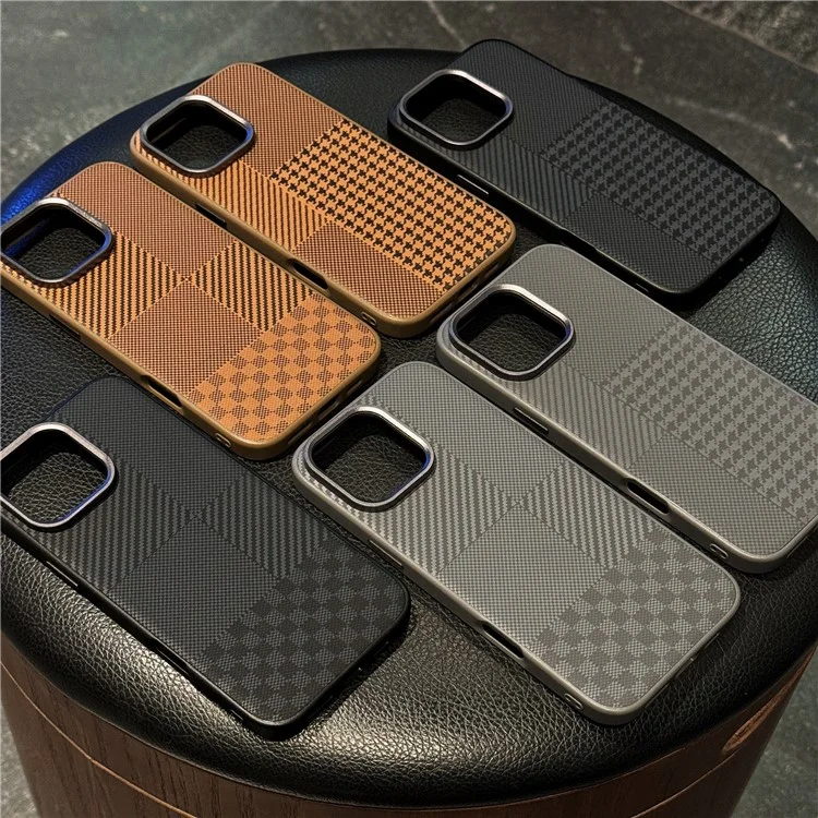 Para Iphone 16 Pro Case Carbon Fiber Texture Leather+TPU+PC Skin-touch Cover Cover - Negro / a Cuadros