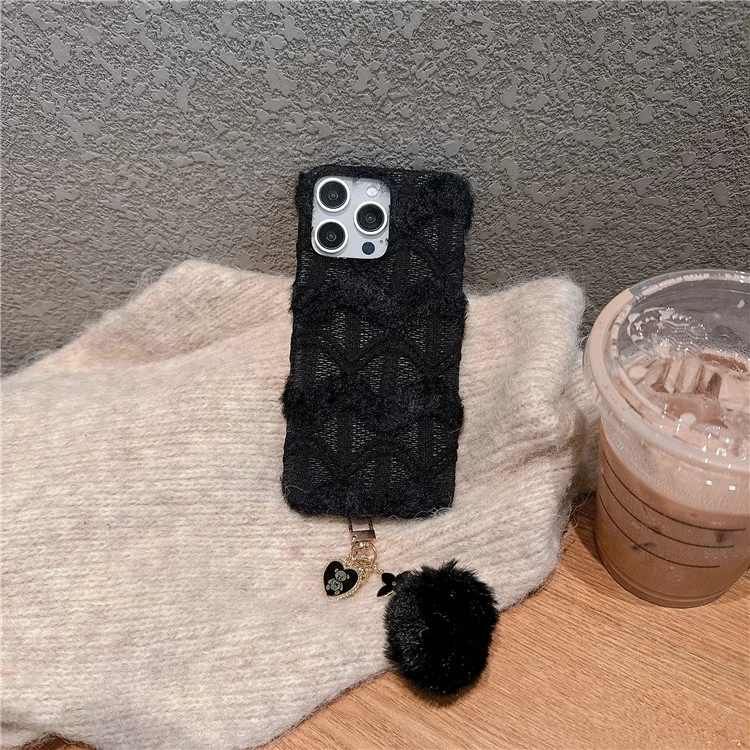 Für Iphone 16 Pro Case Soft Plüsch Hard PC Winter Telefonabdeckung Mit Niedlichem Schlüsselbundzubehör - Schwarz