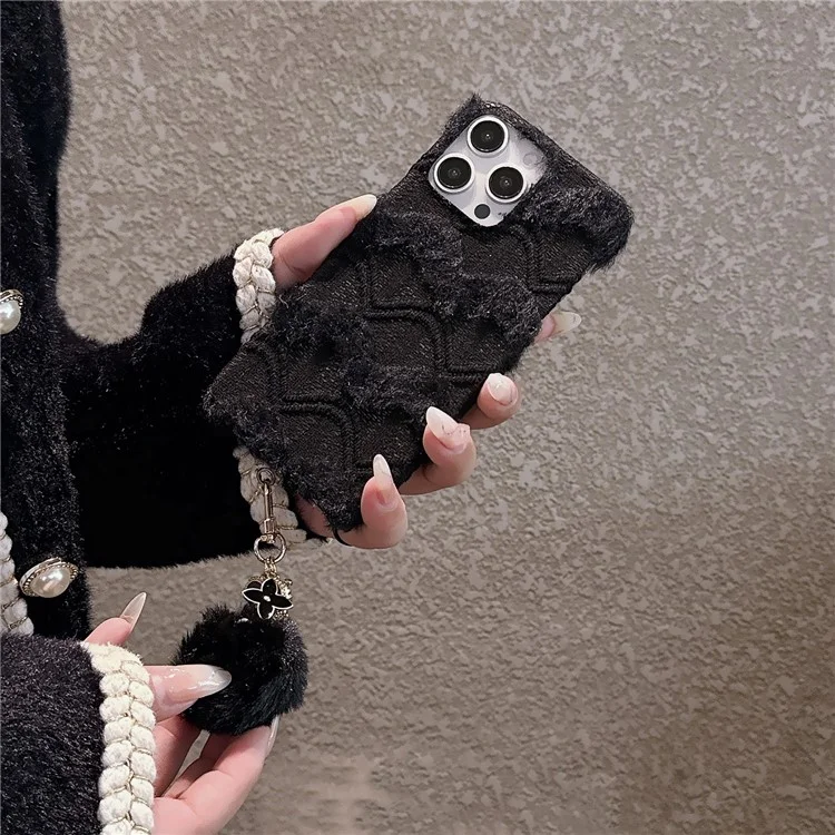 Für Iphone 16 Pro Case Soft Plüsch Hard PC Winter Telefonabdeckung Mit Niedlichem Schlüsselbundzubehör - Schwarz