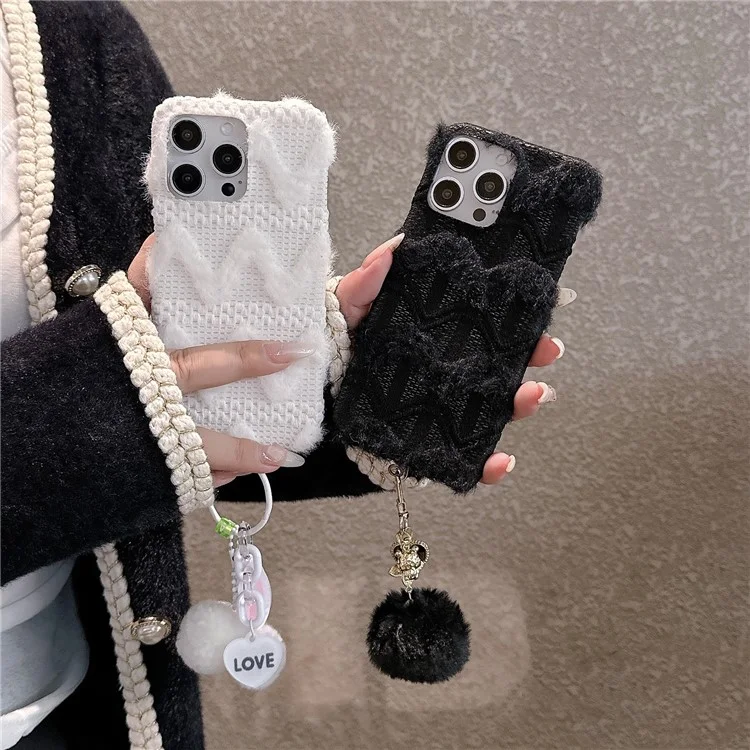 Für Iphone 16 Pro Case Soft Plüsch Hard PC Winter Telefonabdeckung Mit Niedlichem Schlüsselbundzubehör - Schwarz
