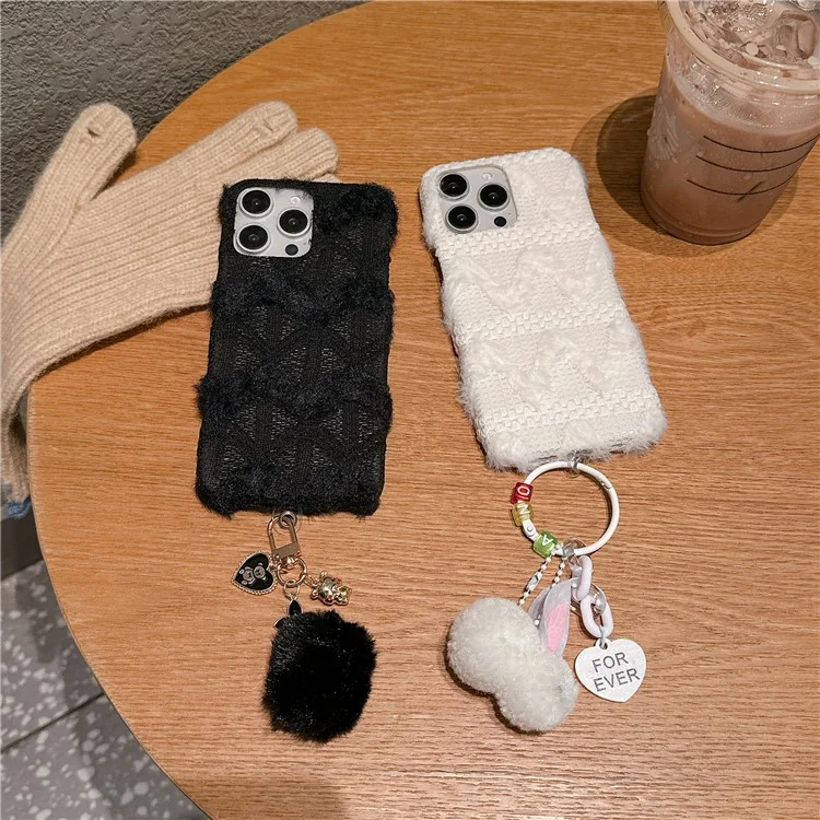 Für Iphone 16 Pro Case Soft Plüsch Hard PC Winter Telefonabdeckung Mit Niedlichem Schlüsselbundzubehör - Schwarz