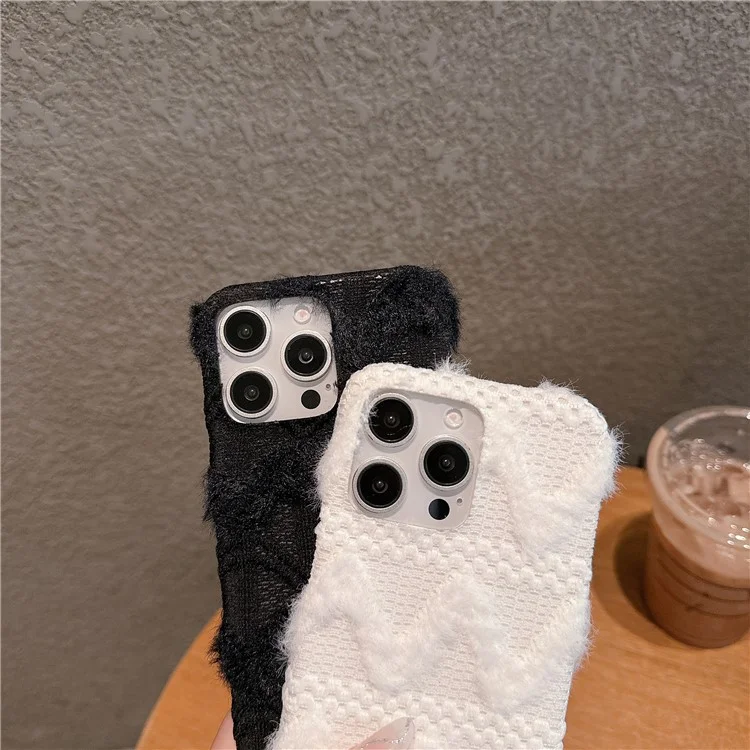Für Iphone 16 Pro Case Soft Plüsch Hard PC Winter Telefonabdeckung Mit Niedlichem Schlüsselbundzubehör - Schwarz