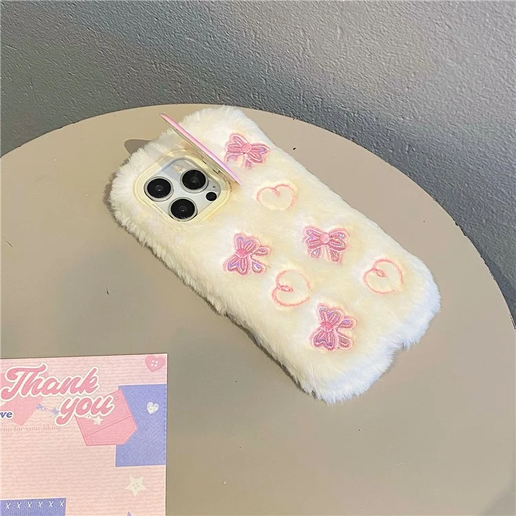 KJS-008 Для Iphone 15 Pro Max Case Case Batterfly Pattern Plush+tpu Cope Cope с Подставкой Для Каркаса Объектива - Белый