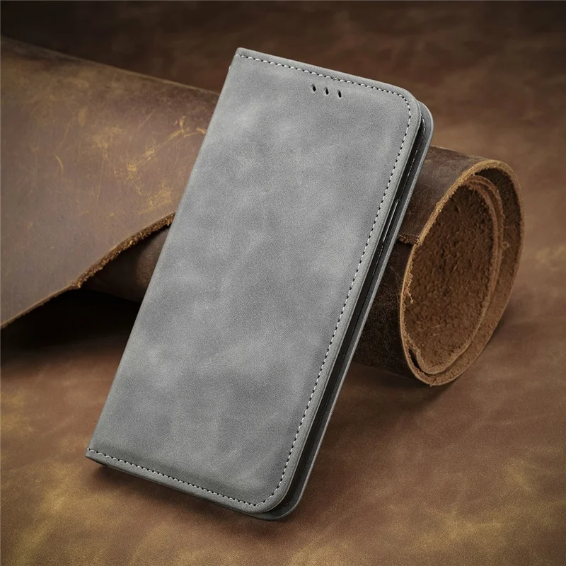 Voor Motorola Moto G55 5G Hoesje Met Huidgevoel, Leer Telefoonhoesje met Kaartvakjes, Steun en Magnetische Sluiting - Grijs