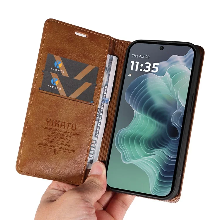YIKATU YK-006 Capa para Motorola Moto G35 5G com slots para cartões, fechamento magnético, capa de telefone de couro com textura de lichia - Marrom