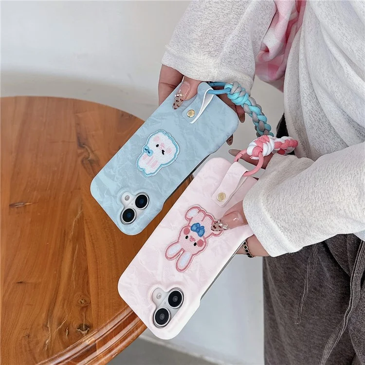 For iPhone 16 Case Cute Pattern Soft PU+PC Phone Back Cover with Braided Handy Strap - Sky Blue Rabbit

Für iPhone 16 Hülle Süßes Muster Weiche PU+PC Handyhülle mit geflochtener Trageriemen - Hellblauer Hase