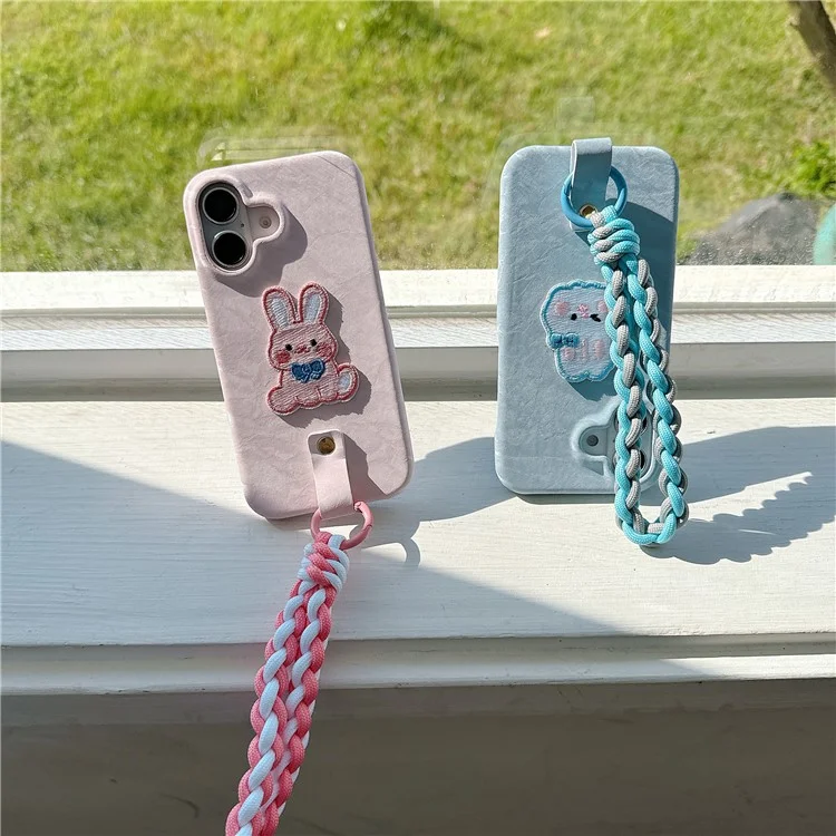 For iPhone 16 Case Cute Pattern Soft PU+PC Phone Back Cover with Braided Handy Strap - Sky Blue Rabbit

Für iPhone 16 Hülle Süßes Muster Weiche PU+PC Handyhülle mit geflochtener Trageriemen - Hellblauer Hase