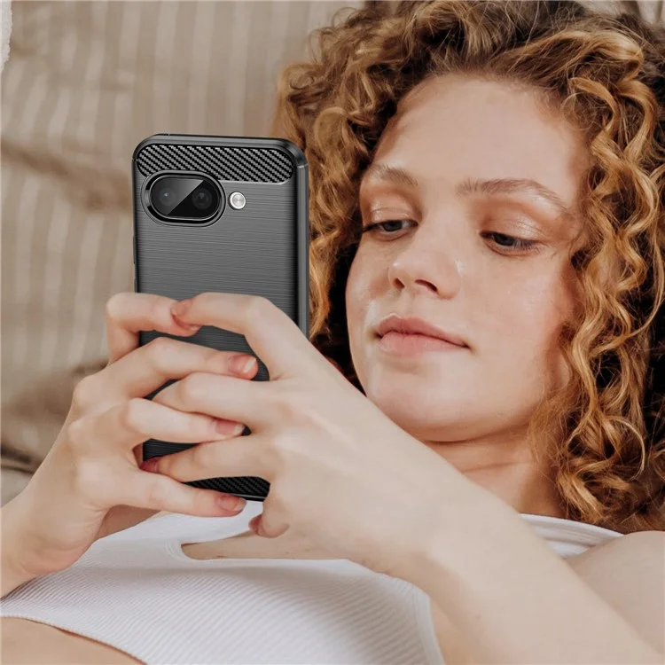 Für Google Pixel 9a Hülle Kohlefaser-Textur gebürstet Anti-Fingerabdruck Handy-Rückseite - Schwarz