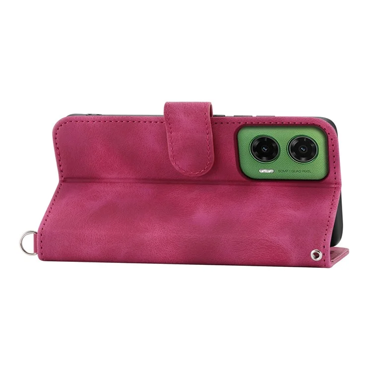 Étui pour Motorola Moto G35 5G, motif floral en cuir PU, étui portefeuille pour téléphone avec sangle - Rouge vin