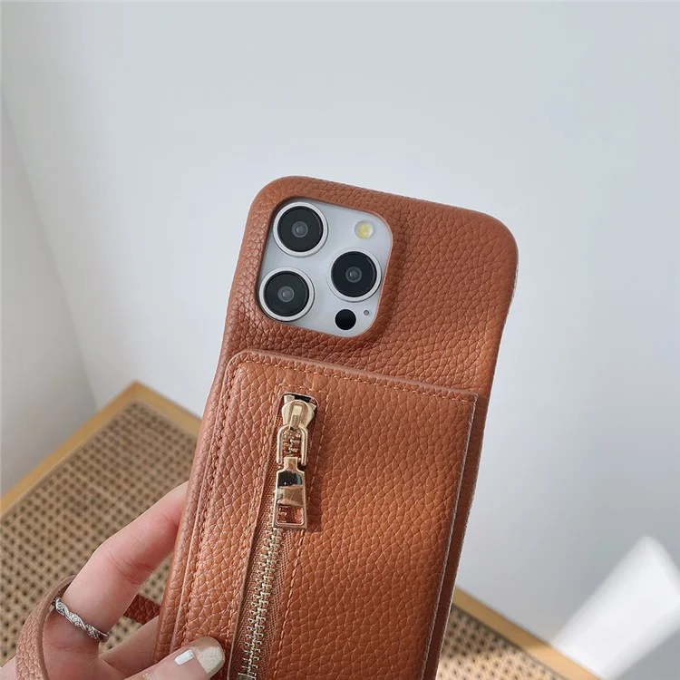 Funda para iPhone 16 Pro Max con ranuras para tarjetas, soporte, cubierta trasera de piel sintética con bolsillo con cremallera y correa para la muñeca - Marrón oscuro
