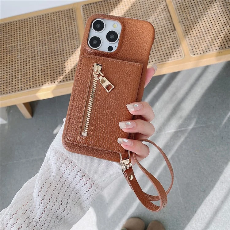Funda para iPhone 16 Pro Max con ranuras para tarjetas, soporte, cubierta trasera de piel sintética con bolsillo con cremallera y correa para la muñeca - Marrón oscuro