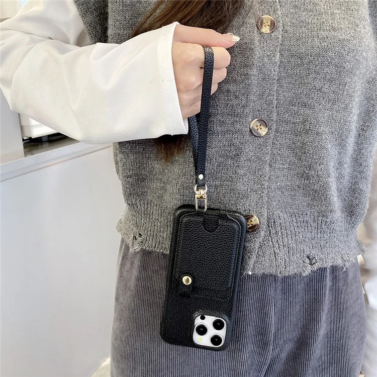 Funda para iPhone 15 Pro con múltiples ranuras para tarjetas, cubierta de cuero en la parte trasera y correa para la muñeca - Negro