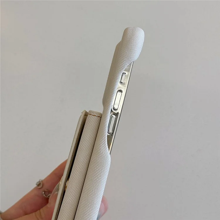 Funda para iPhone 15 Pro con ranuras para tarjetas, diseño de espejo, textura de tela vaquera y cubierta trasera de cuero PU con correa - Blanco