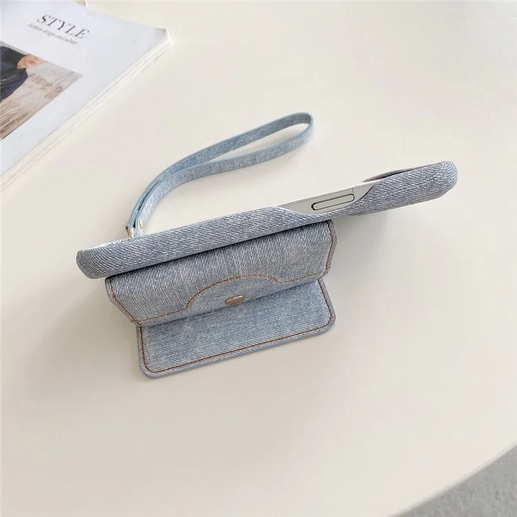 Étui pour iPhone 14 Pro Max avec fentes pour cartes, design miroir, texture en tissu jean et cuir PU avec sangle - Bleu bébé