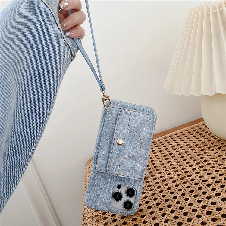 Étui pour iPhone 14 Pro Max avec fentes pour cartes, design miroir, texture en tissu jean et cuir PU avec sangle - Bleu bébé