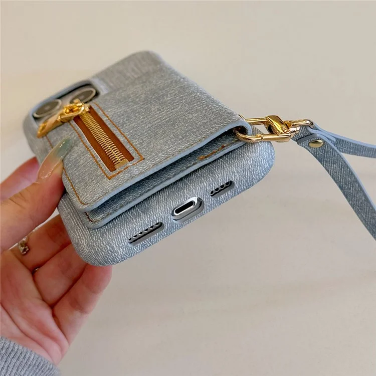 Funda para iPhone 15 Pro Max con bolsillo para tarjetas, soporte y textura de tela vaquera y piel sintética con correa.