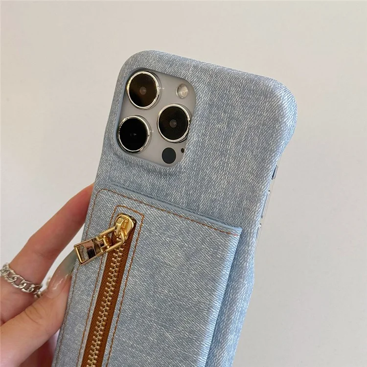 Funda para iPhone 15 Pro Max con bolsillo para tarjetas, soporte y textura de tela vaquera y piel sintética con correa.