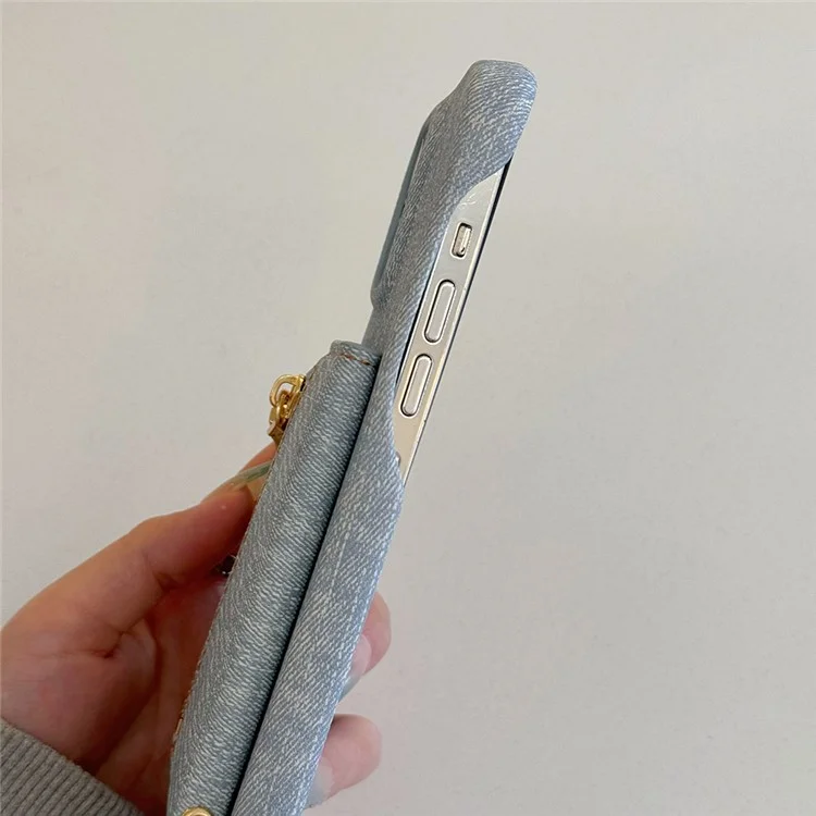 Funda para iPhone 15 Pro Max con bolsillo para tarjetas, soporte y textura de tela vaquera y piel sintética con correa.