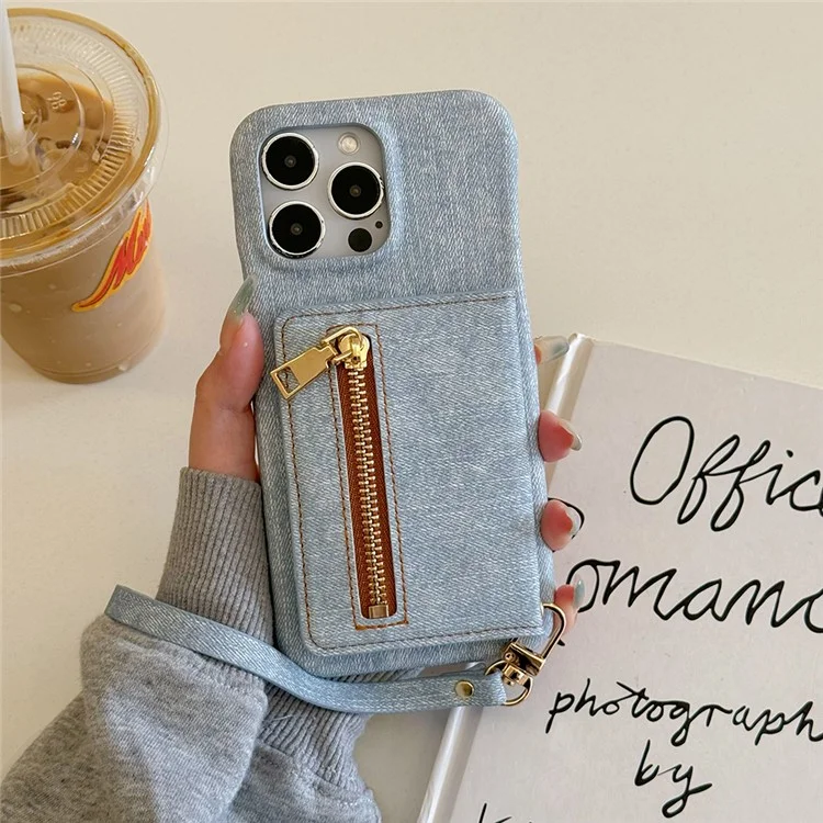 Funda para iPhone 15 Pro Max con bolsillo para tarjetas, soporte y textura de tela vaquera y piel sintética con correa.