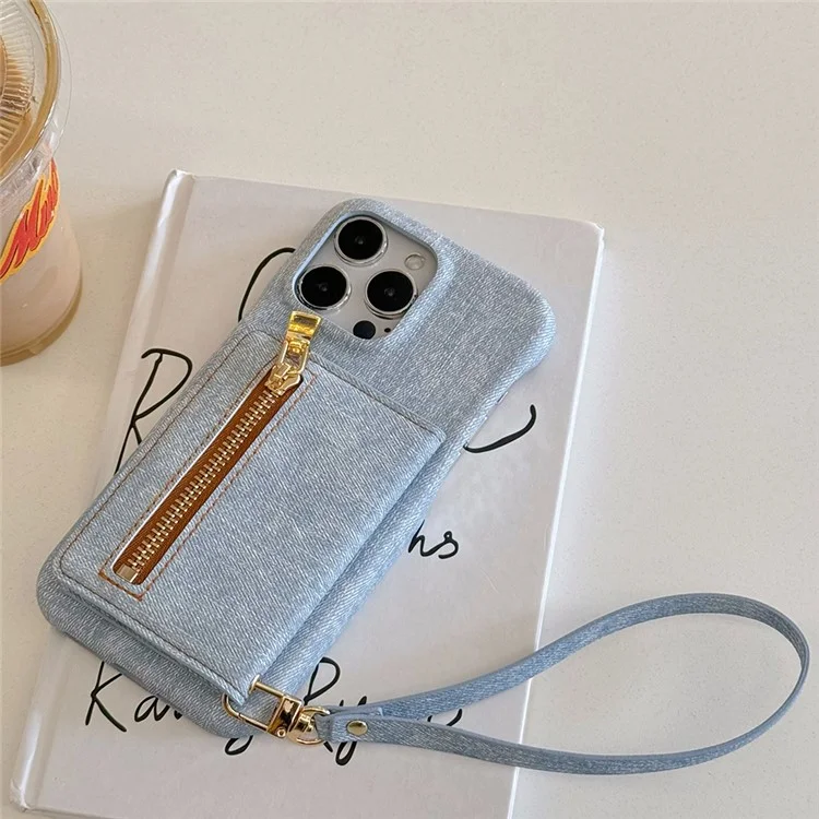 Funda para iPhone 15 Pro Max con bolsillo para tarjetas, soporte y textura de tela vaquera y piel sintética con correa.