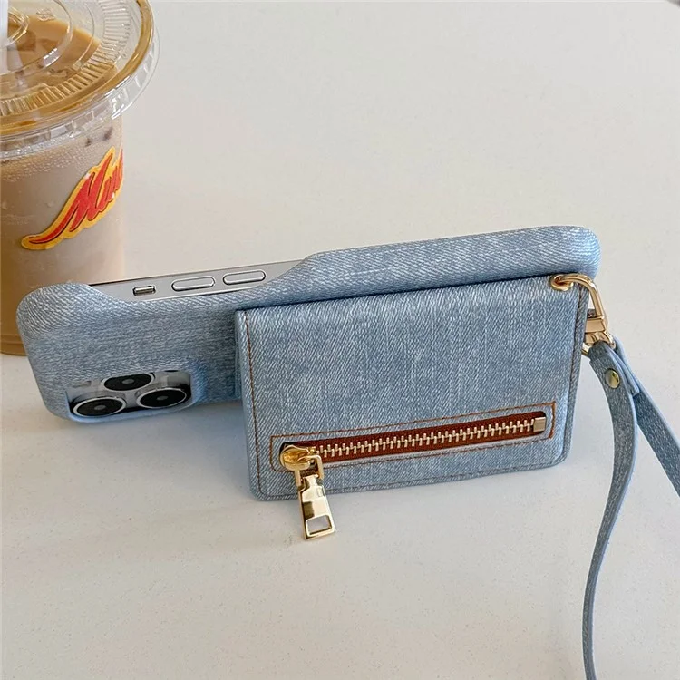 Funda para iPhone 15 Pro Max con bolsillo para tarjetas, soporte y textura de tela vaquera y piel sintética con correa.