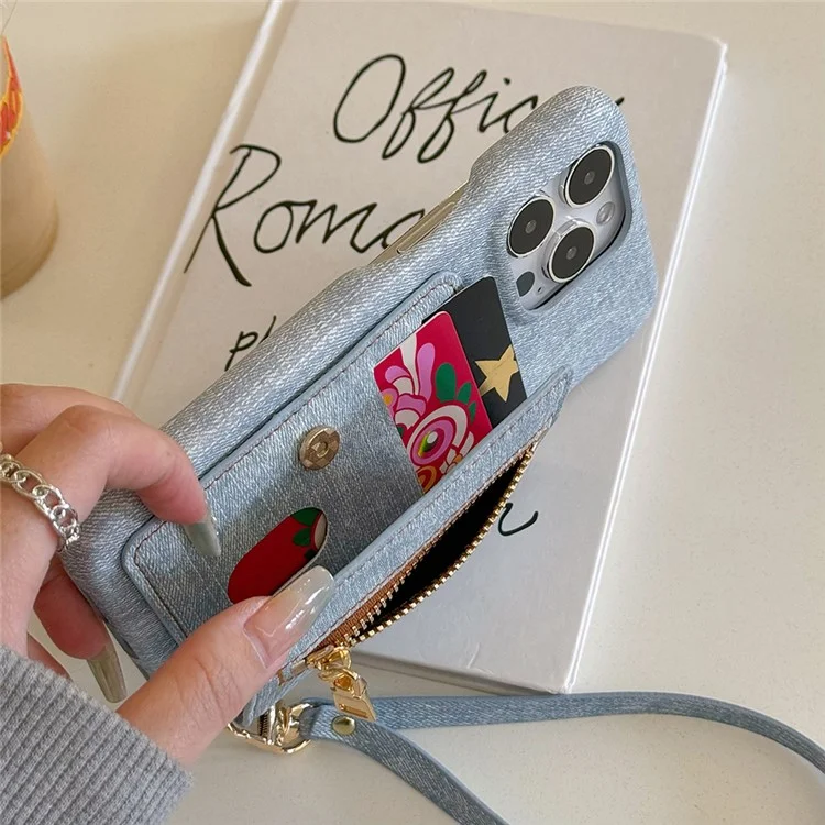 Funda para iPhone 15 Pro Max con bolsillo para tarjetas, soporte y textura de tela vaquera y piel sintética con correa.