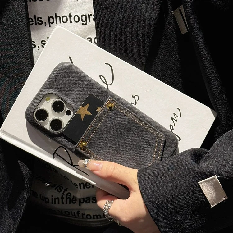 Funda para iPhone 15 Pro Max con soporte para tarjetas, textura de tela vaquera y cuero PU en la parte posterior - Negro