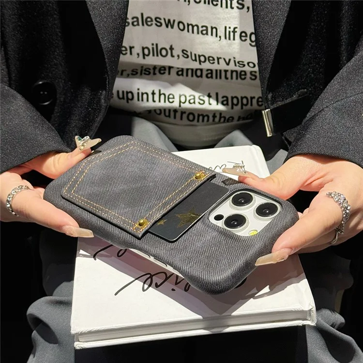 Funda para iPhone 15 Pro Max con soporte para tarjetas, textura de tela vaquera y cuero PU en la parte posterior - Negro