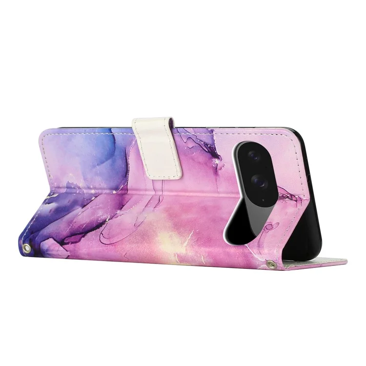 Custodia a portafoglio in pelle PU con motivo marmorizzato e cinturino da polso per Google Pixel 9 / 9 Pro - Viola