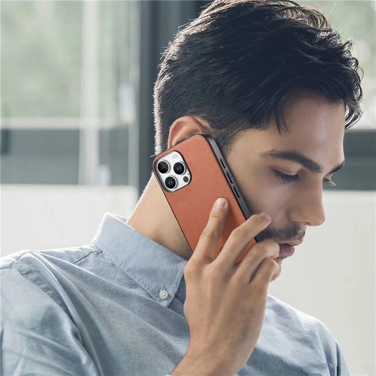 Étui pour iPhone 14 Pro Max avec texture en tissu, en cuir, PC et TPU anti-chute - Marron