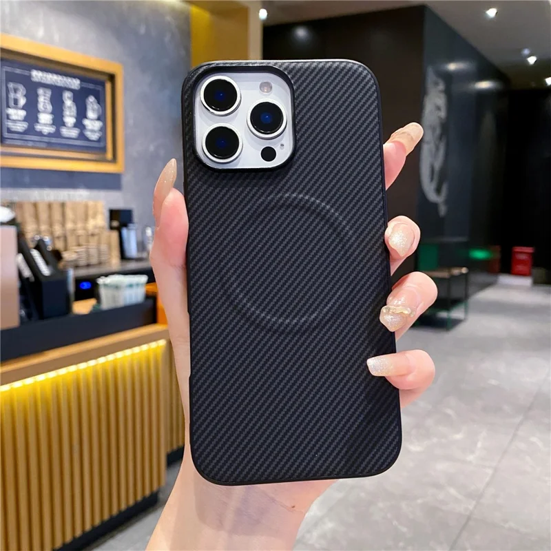 Чехол для iPhone 16 Pro Max, совместимый с MagSafe, из углеродного волокна с текстурой кожи + ПК - Черный