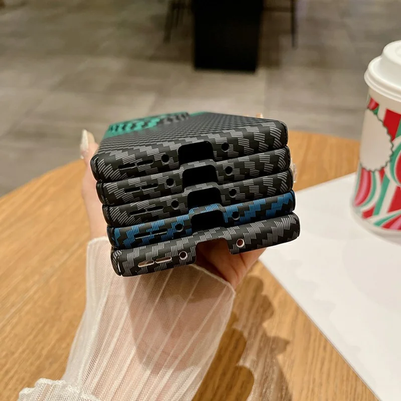 For OnePlus 13 Case Hard PC Phone Cover Carbon Fiber Texture Drop Proof - Black  /  Green