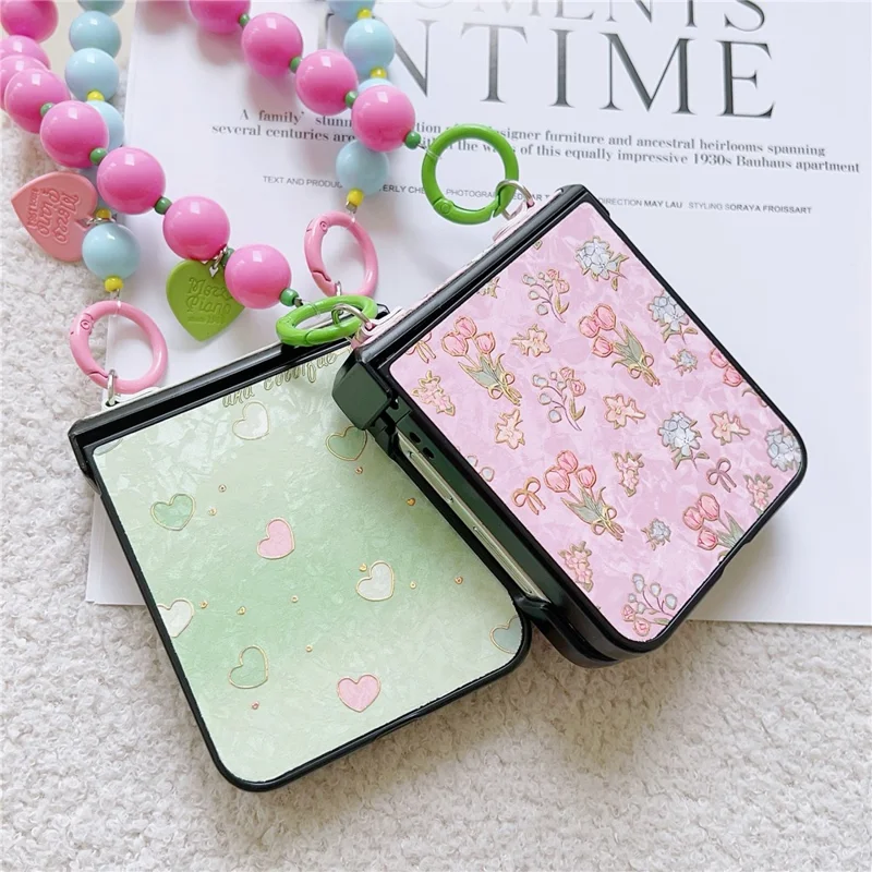 For Samsung Galaxy Z Flip7 FE 5G / Z Flip6 5G Case Anti Drop PC + PU Phone Back Cover with Beaded Strap Pattern Design - Green Heart