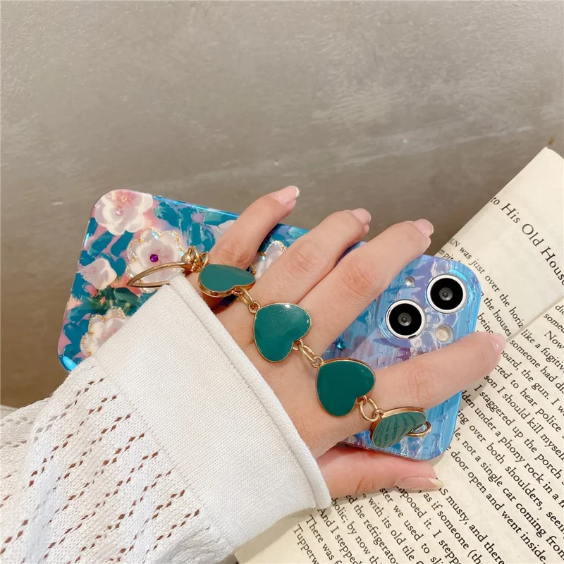 For iPhone 15 Case with Heart Strap Floral Pattern IMD TPU Phone Back Cover Rhinestone Decor - White Flower