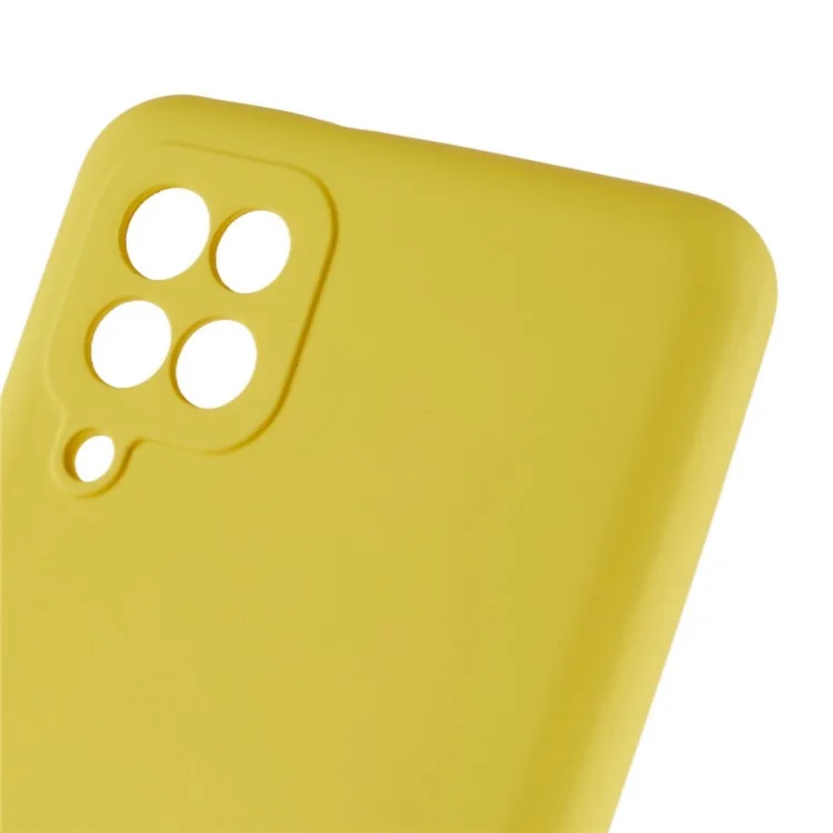 Para Samsung Galaxy A12 / M12 / A12 Nacho 4G Textura de silicona líquida Celphone a prueba de caídas Cubierta 2.0mm Borde de arco grueso Funda de TPU - Amarillo
