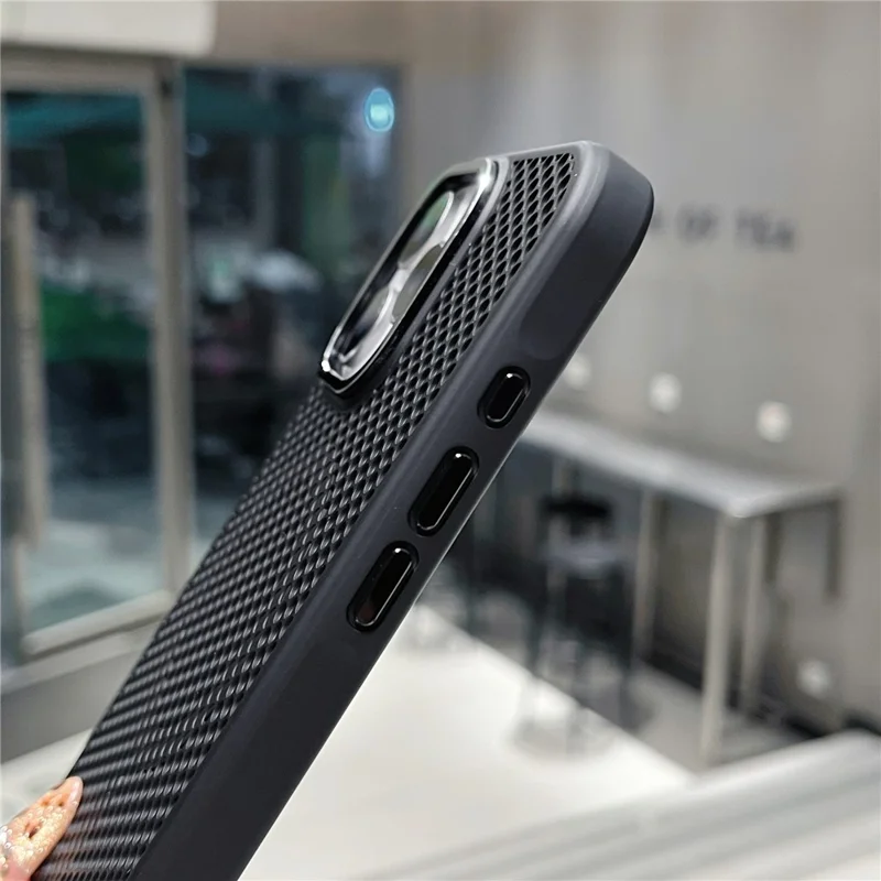 Pour iPhone 16 Pro Étui Magnétique avec Maille Électroplaquée Dissipation Thermique TPU+PC Coque Arrière de Téléphone - Noir