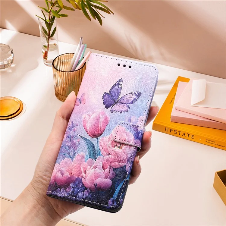 YX-2501 Funda con Soporte de Cuero PU con Estampado para iPhone 15 con Cordón - Flor Rosa y Mariposa