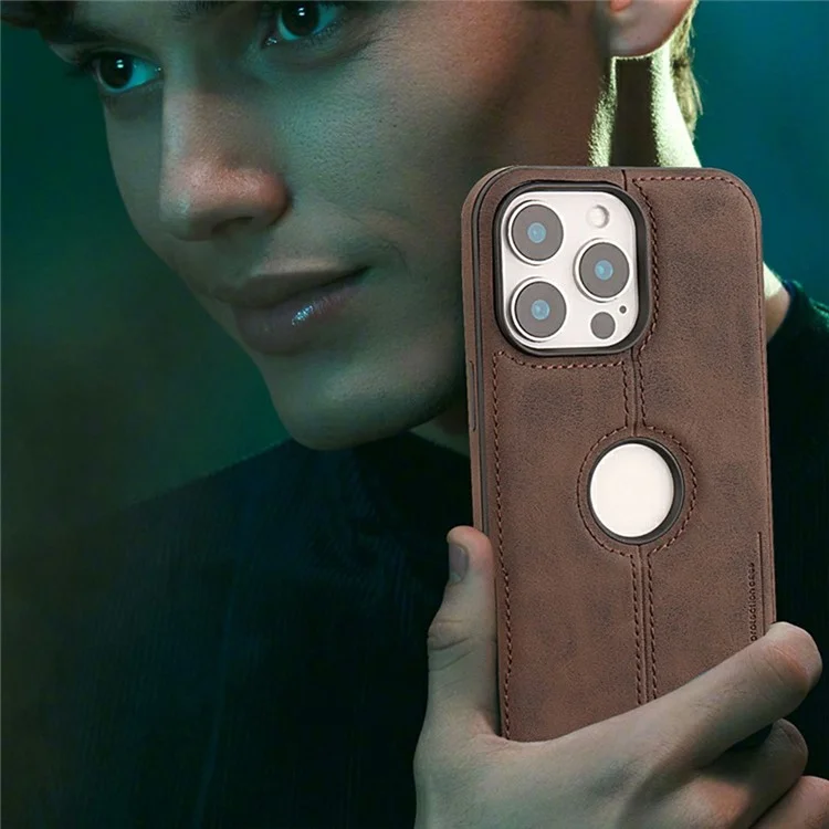 Für iPhone 14 Pro Max Hülle Zentrale Achse mit Logo-Ausschnitt PU-Leder + PC-Handyhülle - Hellbraun