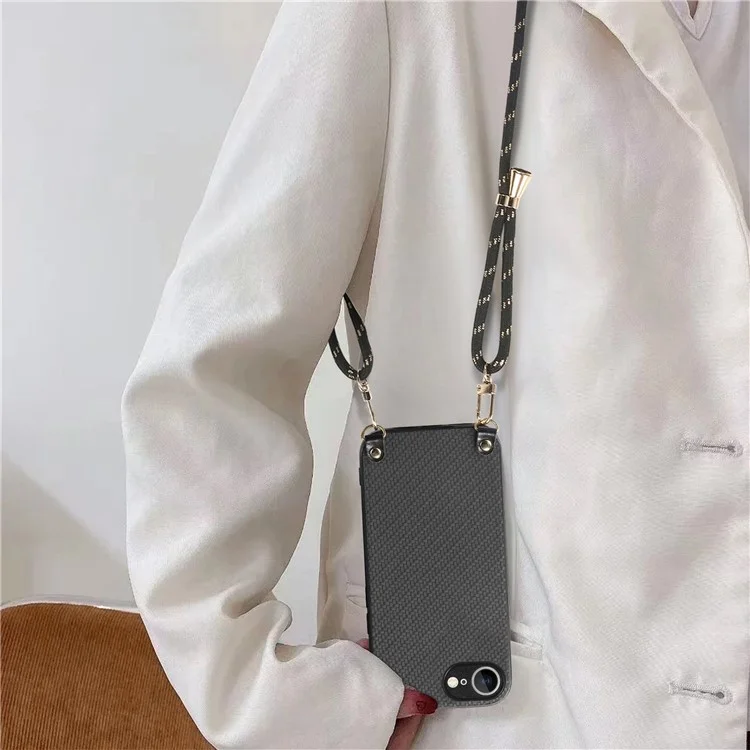 Чехол для iPhone 16e с текстурой углеродного волокна PU + PC + TPU противоударный, с ремешком через плечо - Черный