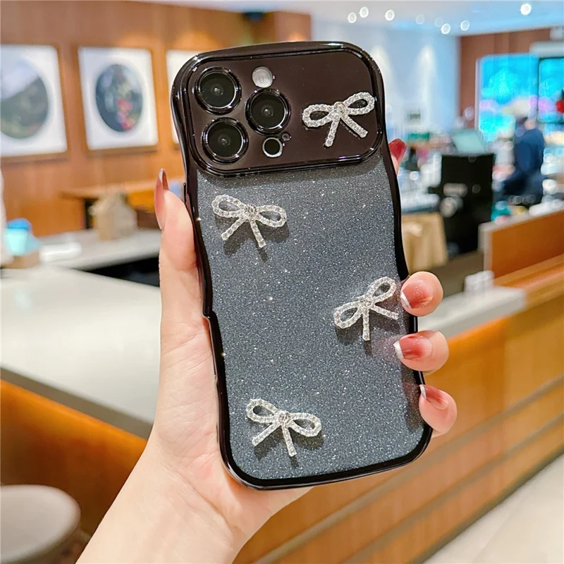 للهاتف iPhone 16 Pro غطاء بتصميم إطار مموج مطلي كهربائياً وغطاء هاتف من مادة TPU متلألئة مع زخرفة رباط من أحجار الراين - أسود
